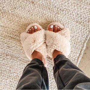 UltraIdeas Off-White Fuzzy Criss Cross Slide Slippers Size Large